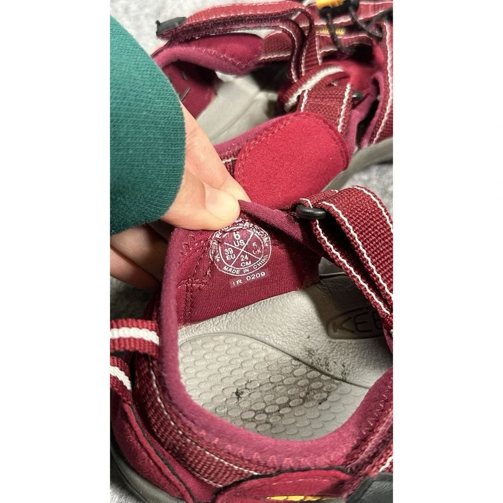 KEEN Newport H2 Shoes Women Size 6 Burgundy Waterproof Hiking Sandals